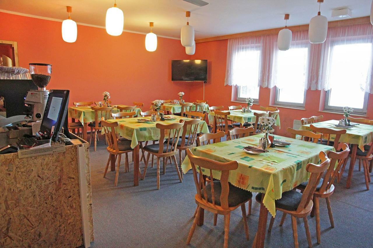 Pod Javorem Hotel Velké Karlovice Kültér fotó