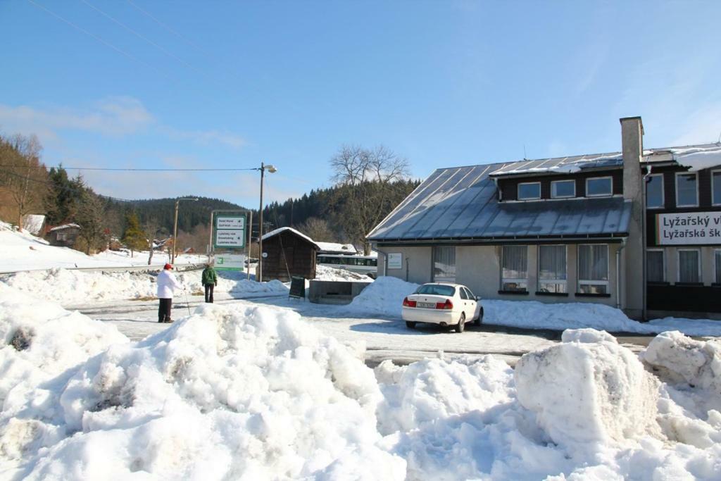 Pod Javorem Hotel Velké Karlovice Kültér fotó
