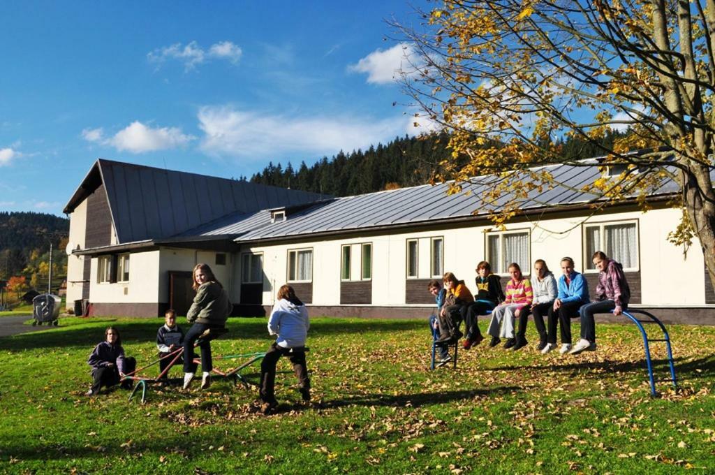 Pod Javorem Hotel Velké Karlovice Kültér fotó