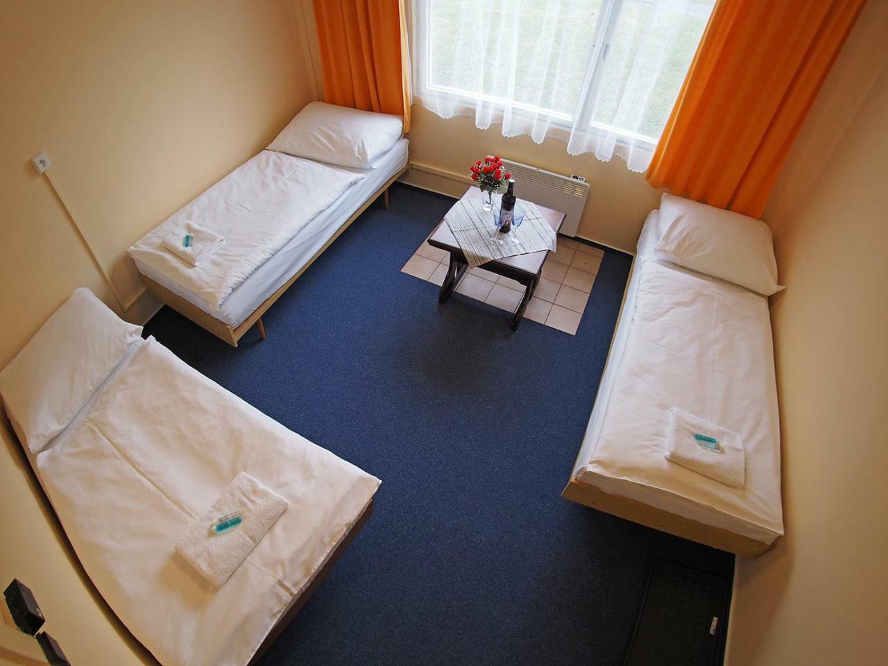 Pod Javorem Hotel Velké Karlovice Kültér fotó